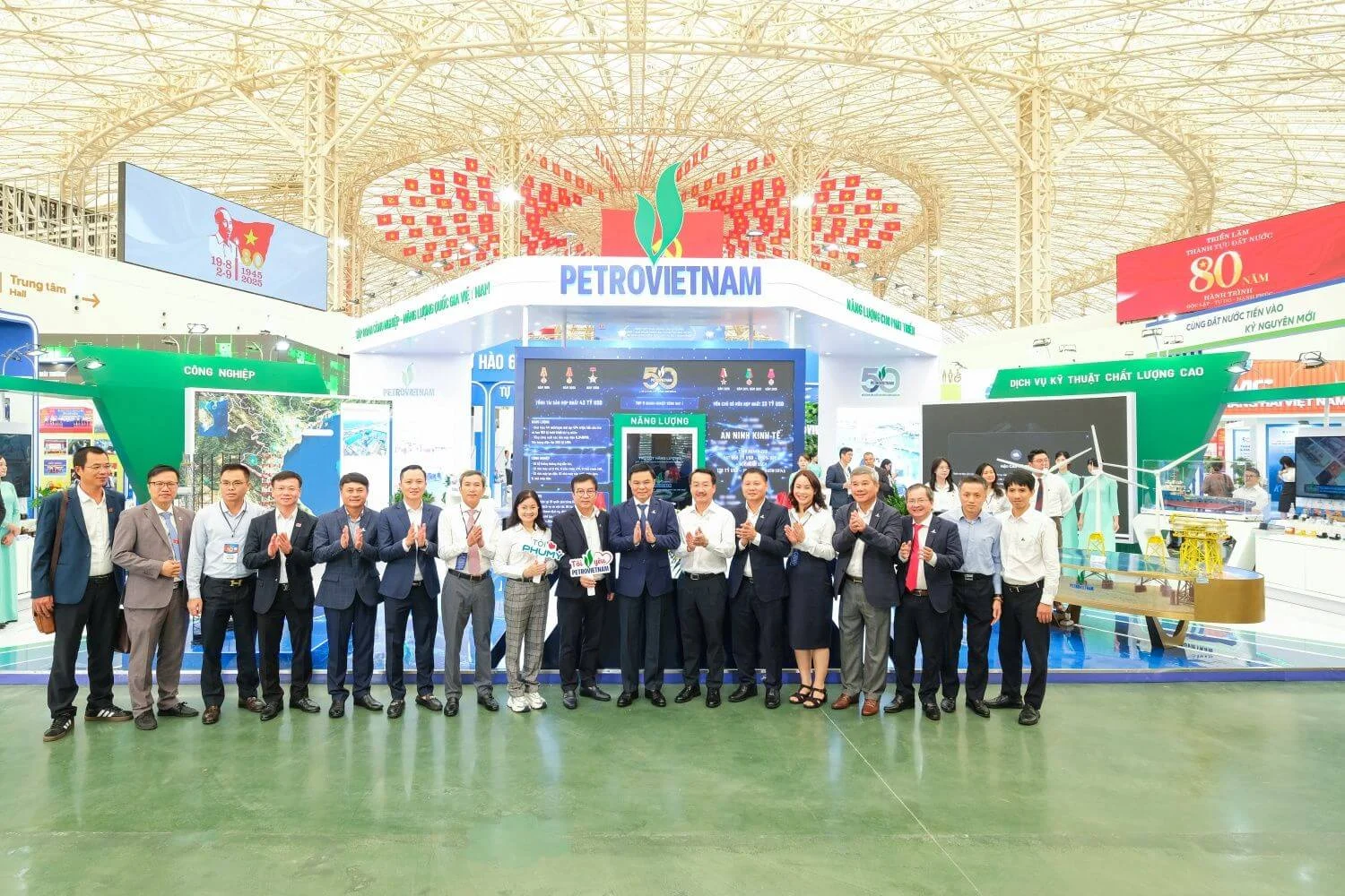 Chủ tịch HĐTV Petrovietnam Lê Mạnh Hùng kiểm tra gian trưng bày tại Triển lãm 80 năm thành tựu đất nước